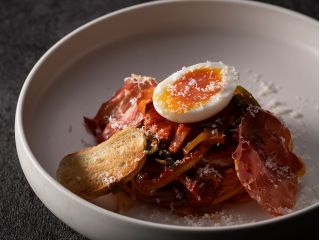 オニオン、赤パプリカ、トマトをベースに、エスプレット唐辛子を加えたスパイシーなトマトパスタ。