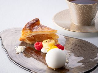 自家製のケーキが新登場。 ナッツのケーキクラムの上にシナモンを効かせたリンゴをたっぷりのせた甘さ控えめなアップルパイは、ホテルオリジナルの万華鏡ブレンドコーヒー