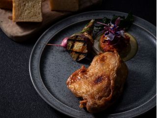 フランスの郷土料理“カスレ”をオマージュし、ピクニカスタイルに。香ばしい鶏もも肉の食感とジューシーな味わいをお楽しみください。