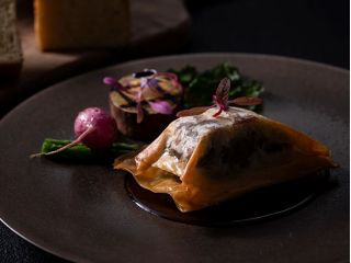 身が厚くしっとりとした食感が楽しめる大阪産(もん)食材「美陵鰻」を、香りと温度を保つためパートフィロで包み焼きしたこだわりの一品。