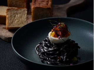 貝の旨味を加えた白ワインベースのクリームソースに、まろやかな甘みと苦みが特長的なイカ墨を練りこんだ生パスタ(タリオリーニ)を絡めました。