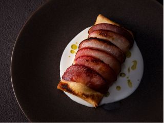 淡路どりとトリュフ風味のポテトをクレープで包み、上にリンゴのコンポートのせて焼き上げました。