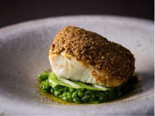 風味豊かなピスタチオバターをのせた鯛を香ばしく焼き上げました。 貝の旨味が楽しめるグリーンリゾットをソース代わりにしてお召し上がりください。