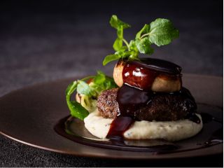 ロッシーニ風ハンバーグ。ジューシーなハンバーグに、フォアグラとトリュフを添えた贅沢な一皿。2025年の感謝と、2026年の祝福を込めて。