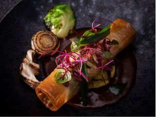 パリパリの食感の中から、蟹の旨味を含んだ程よい弾力の鯛とハーブの香りが広がります。 甲殻類のアメリケーヌソースとともにお楽しみください。