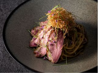 “鴨南蛮”をオマージュした創作パスタ。香辛料を効かせた和風のマリネ液で漬け込んだ河内鴨と、香ばしく焼いた白葱の和風パスタです。