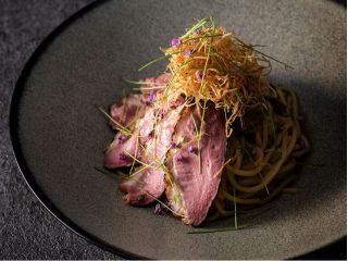 “鴨南蛮”をオマージュした創作パスタ。香辛料を効かせた和風のマリネ液で漬け込んだ河内鴨と、香ばしく焼いた白葱の和風パスタです。