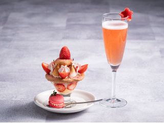 いちごマカロンにいちごのカクテルと、いちご好きには堪らない贅沢なデザートセット。