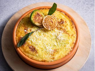 牛肉をしっかり感じるゴロッと食感のボロネーズソースに、マッシュポテトを重ね、チーズとパン粉でこんがりと焼き上げたグラタン料理。