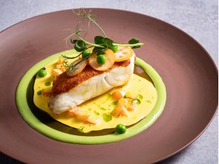 海老バターを乗せて香ばしく焼き上げ、鯛の食感と旨みを引き立てた一皿。