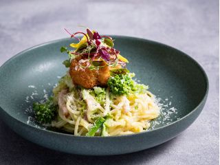 アンチョビバターで甘く柔らかくソテーしたちりめんキャベツと、ほろ苦い菜の花のソース。パン粉をまとわせて焼いた鱈の白子をのせた、濃厚でクリーミーなパスタです。