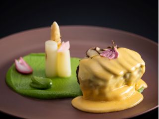 ジューシーなビーフハンバーグと、能勢おうはん玉子で仕立てた、濃厚でキレのあるベアルネーズソースを合わせました。ホワイトアスパラガスとともにお楽しみください。