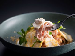 桜風味の生パスタに、旬のハマグリと蕪のやさしい甘み、キレのあるレモンの酸味を合わせたクリームソースをしっかりと絡めました。春らしい彩りと味わいを楽しめる一皿です