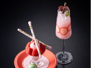 大阪の地酒「かたの桜」を使った、和と洋が調和する桜色の春カクテルと、ほっぺが落ちるほど甘酸っぱい大阪産(もん)の「紅ほっぺ」を味わう贅沢パフェ。