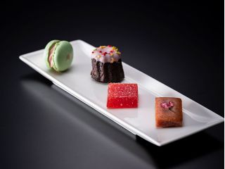 プティフル・アソート(カヌレ・サブレ・マカロン・ムースなど)