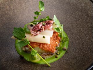 桜海老を練り込んだバターを鯛にのせ、香ばしく焼き上げました。ホタルイカ、ホワイトアスパラガス、グリーンピースとともに、旬の味わいをお楽しみください。