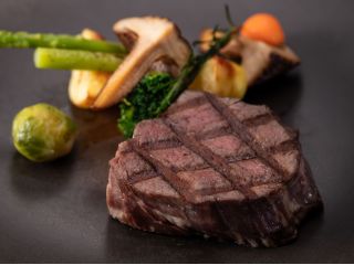脂質が少なく、程よい弾力が特徴のオーストラリア産牛肉を、香ばしくグリルステーキにしました。