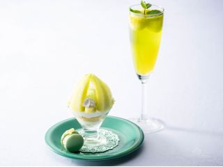 メロンをふんだんにあしらったパフェと、オレンジジュースとスパークリングワインにメロンを合わせた軽やかなカクテルのスペシャルセット。