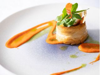 スパイシーな野菜のトマト煮込みに蒸し穴子を巻き付け、美しいガトー仕立てに。能勢おうはんの半熟玉子と生ハムチップスとともにお楽しみください。