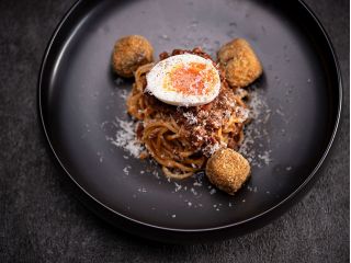 柔らかい肉質とあっさりとした脂が特長の「なにわ黒牛」で作ったミートソースと一口カツレツのボロネーズパスタ。半熟玉子を絡ませてお楽しみください。