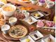 シェフのおすすめピザ・季節のお料理 ・サラダ・スープ・デザート&フルーツ各種や、ソフトドリンク・コーヒー&紅茶各種のミニブッフェ付き。