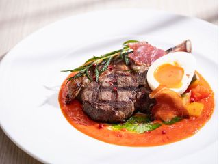 柔らかくジューシーな仔羊に、ピペラードの爽やかな酸味と野菜の甘みが調和した一皿。 重たさを感じさせず、最後までさっぱりとお楽しみいただけます。
