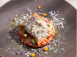 あっさりとした味わいながら、身が分厚くしっかりとした食感が特徴の美陵鰻を使用。ハーブと合わせてパートフィロで包み、香ばしく焼き上げました。