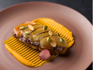 香ばしく焼き上げた豚ロース肉に、甘酸っぱいリンゴのキャラメリゼと、かぼちゃが香る濃厚なマスカルポーネソースを合わせた、秋の味覚を楽しむ一皿。