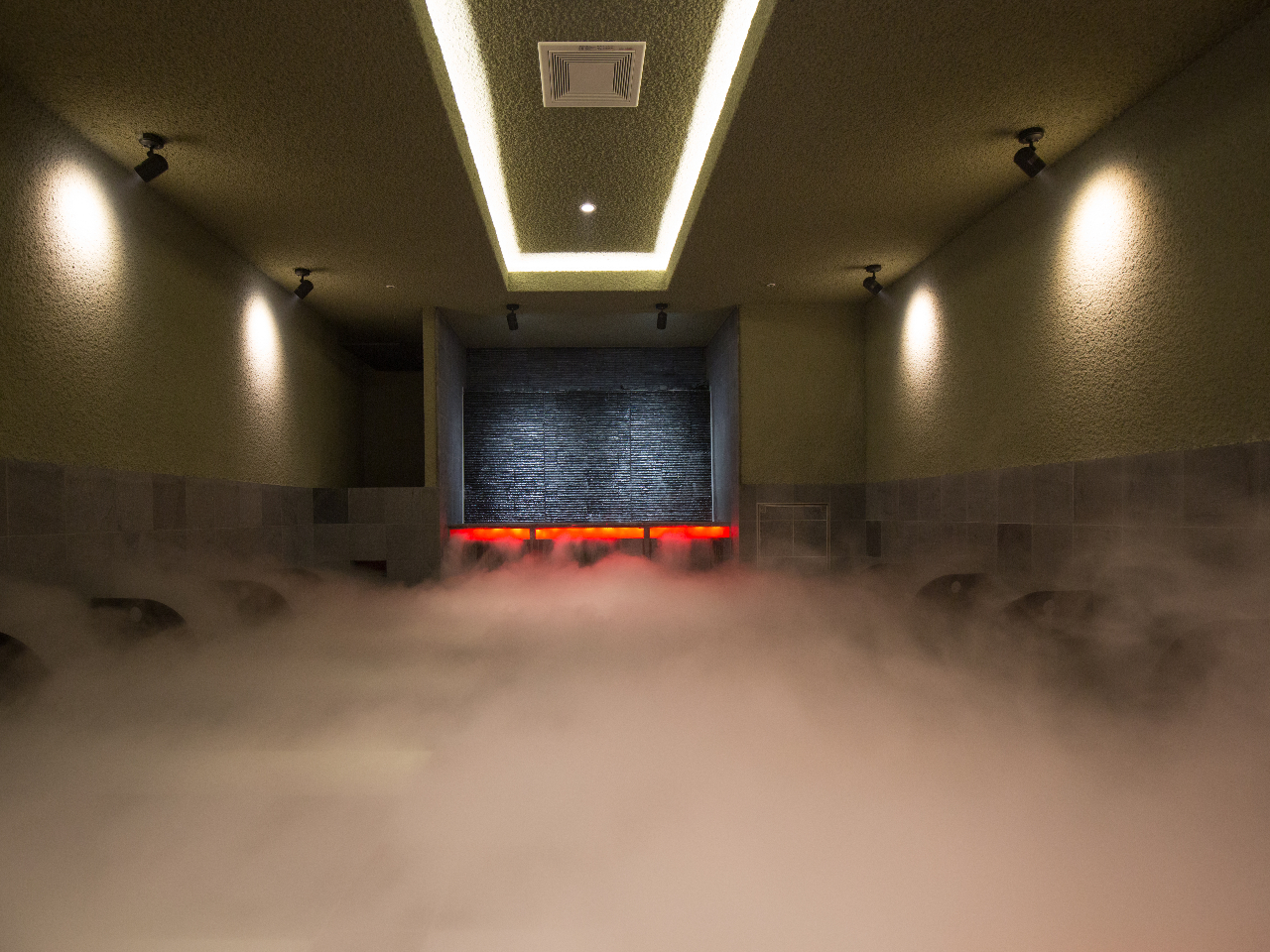 滝が流れており、数分おきに霧が出てくる岩盤浴室です。