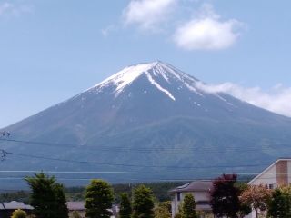 河口湖インターから船津登山道を富士山に向かって登ります。