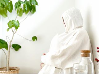 オーガニックリネン100%の心地良いマント。フードをかぶると髪もしっとりし、更に温まります。