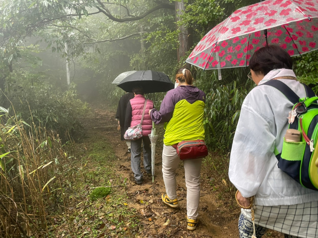 ちょっとした修行体験もご案内します。ここは弁天嶽コースです。