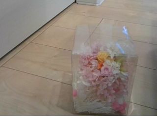 ピンクの花を主に使用したアレンジにまります。ケースはつきません。