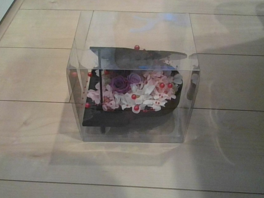 ピアノにアレンジしたプリザーブドフラワーです。ケースはつきません。