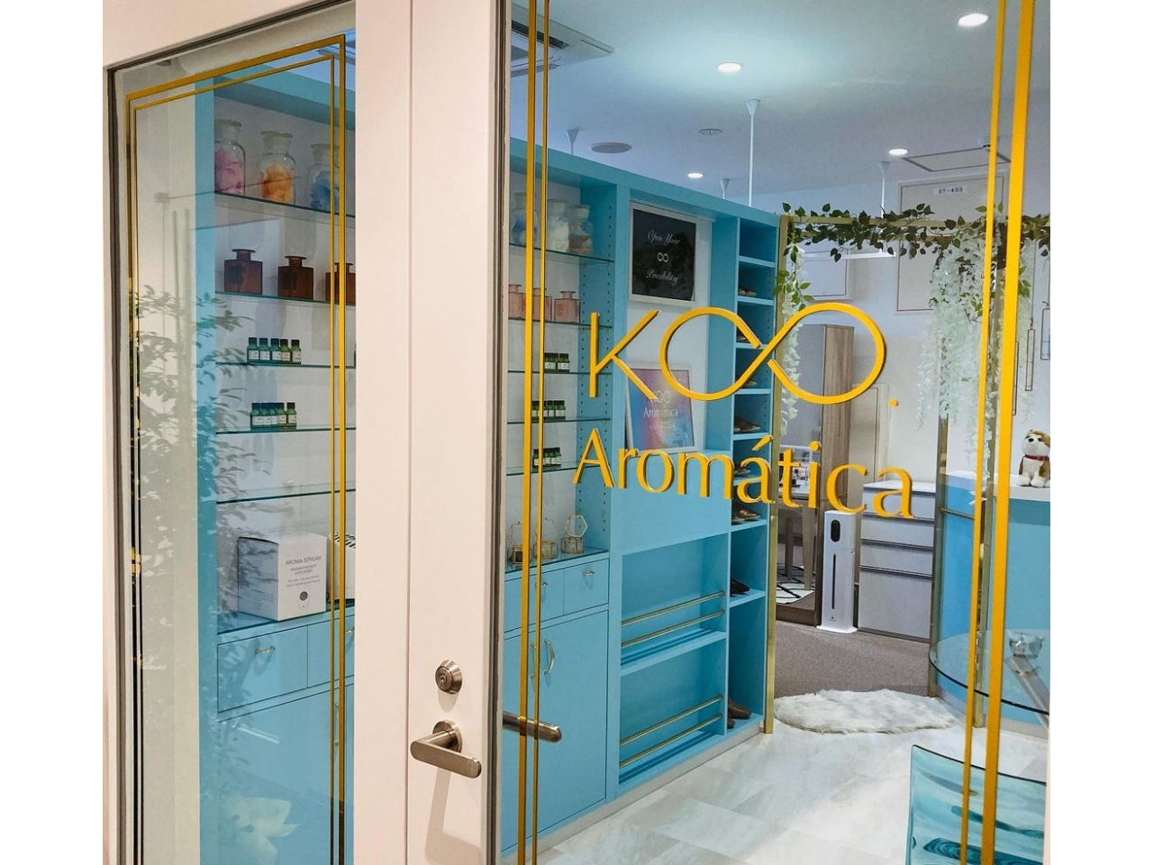 秋田駅から徒歩4分。クロッセ秋田4Fにある、隠れ家的アロマサロンです。