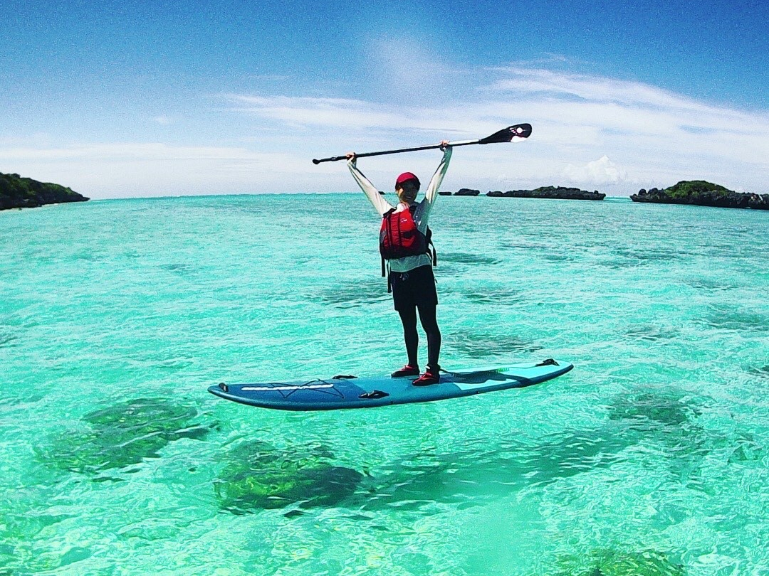 サーフボードのようなボードに立ち、パドルを漕いで進む人気のマリンレジャー
「SUP(スタンドアップパドルボード)」です!
遠浅の海をゆっくり進みながら、絶景を見渡してみませんか?