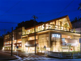 自然に囲まれた外観