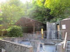 男性露天風呂 絹風呂と壺と竹林