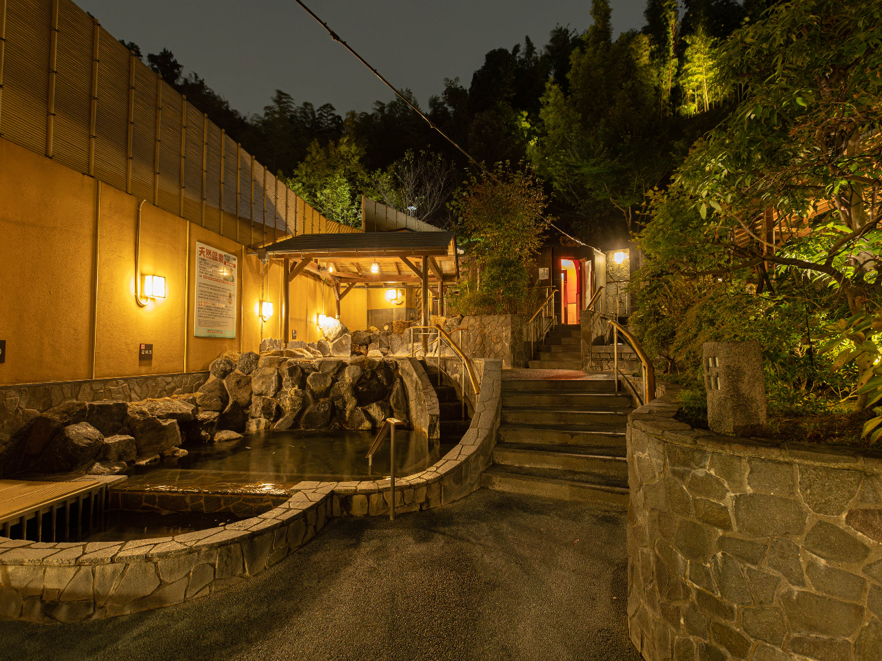 |тɈ͂܂ꂽΖʂɍLIVC̒ɂALXƂCB肪RɈ͂܂Ă̂ŁA܂ŉnɗ悤ȋCɁB