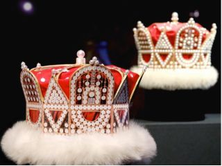 真珠博物館では真珠を沢山使用した貴重な展示を見ることが出来ます♪「紙クラウン装着体験」も行っています^^