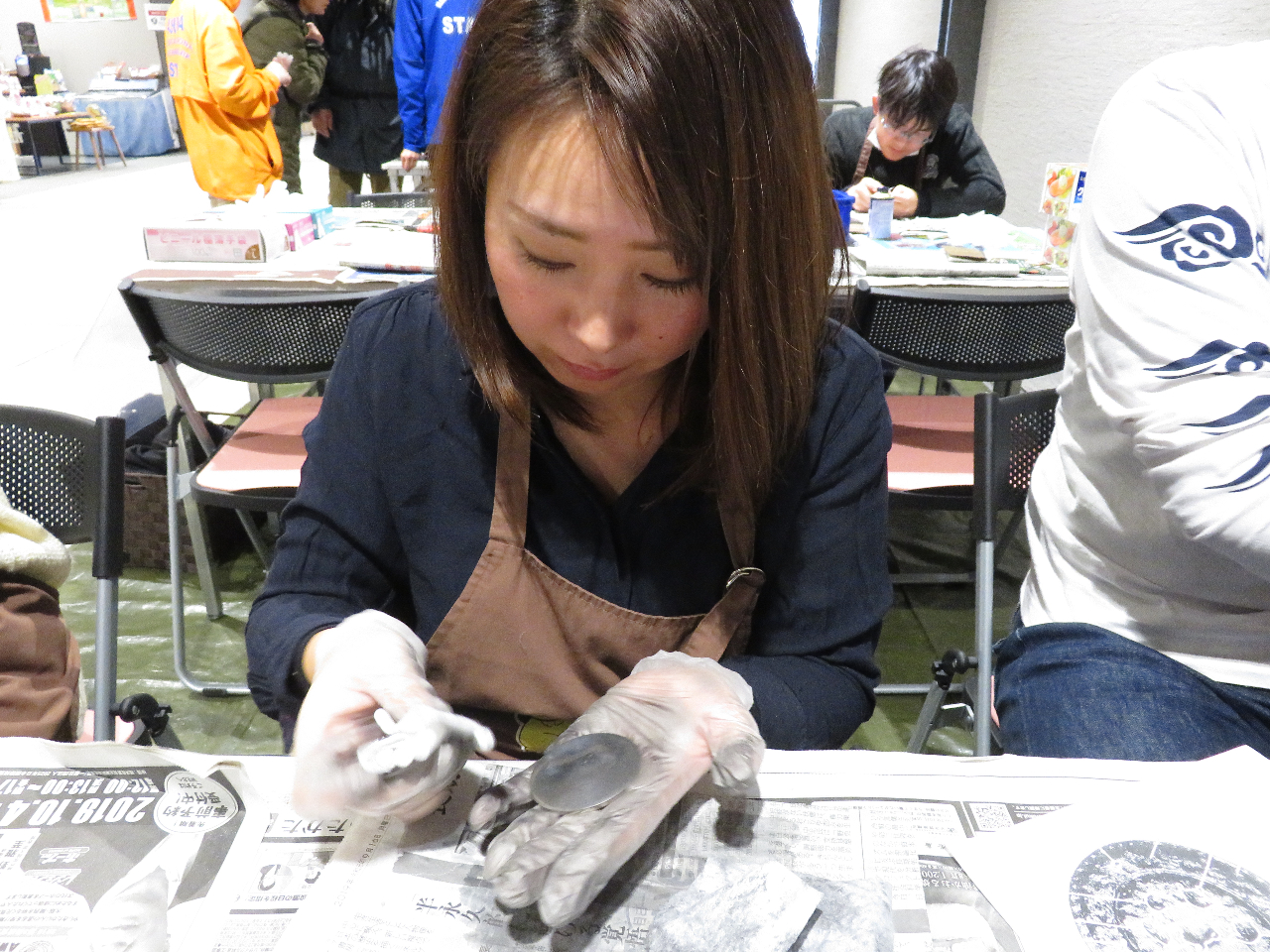 紙やすりで磨き。