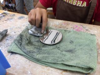 仕上げに 研磨剤で磨きます。