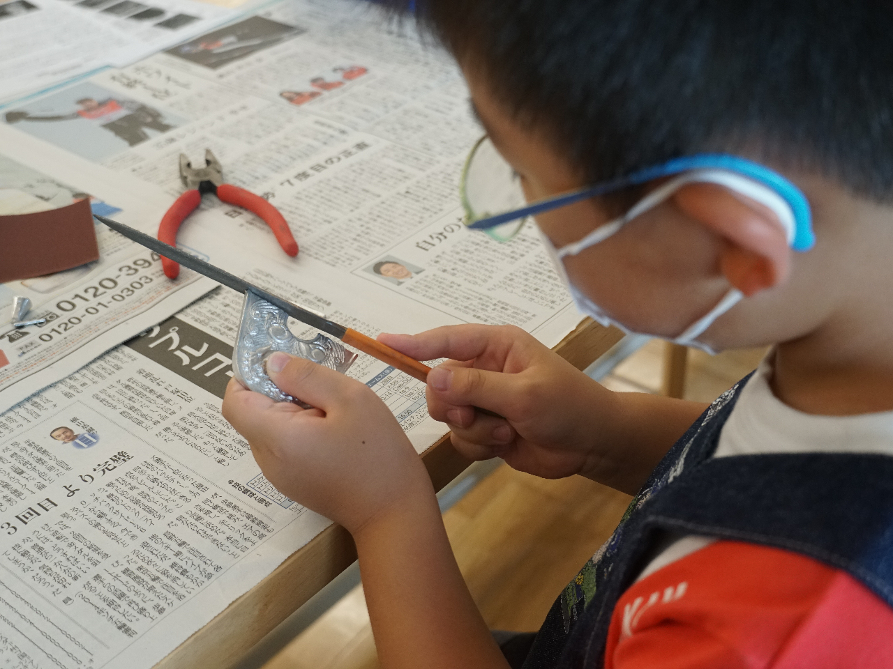 出来上がった瓦のバリをやすりで取ります