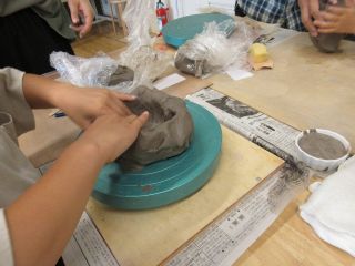 【成形】本格的な粘土とロクロを使って形をつくります。