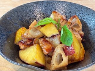 秋の美味が詰まった「サツマイモ・レンコン・鶏肉の照り炒め」