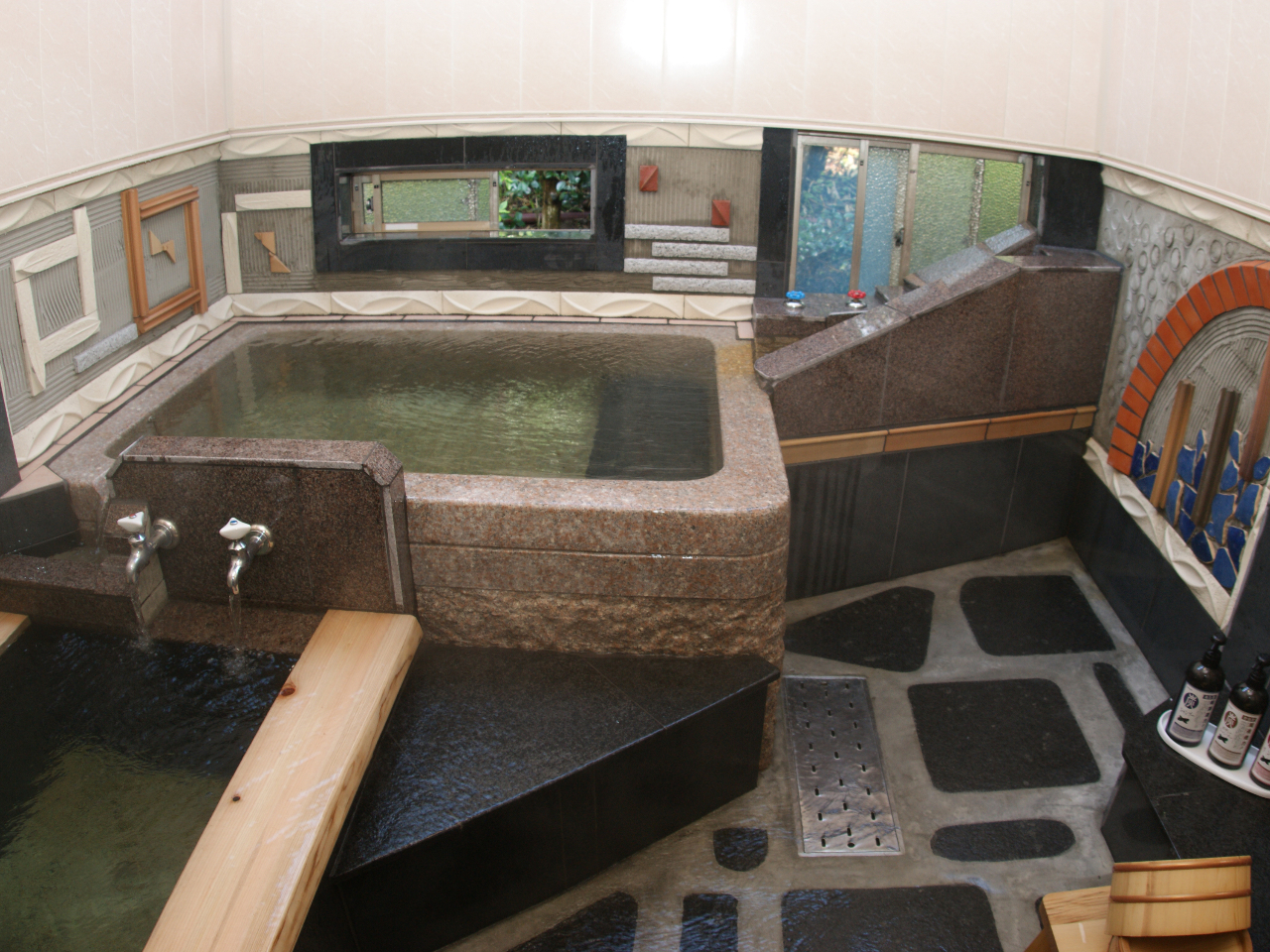 天然温泉100%かけ流し温泉 / 広々とした浴室で、ゆったり自分達だけの「湯」をお楽しみ頂けます。