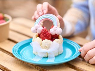 「摘みたていちごと虹のケーキ」が新登場!自由にデコレーションして、自分だけのスイーツを完成させよう♪