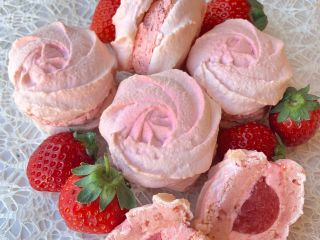 甘美なひととき♪ 「京成バラ園」のあま〜いイチゴ×ケーキ店「Sweets Alyssum」の技が奏でる、極上のマカロン!