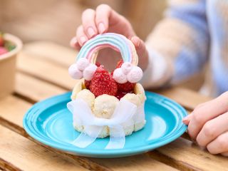 「摘みたていちごと虹のケーキ」が新登場!自由にデコレーションして、自分だけのスイーツを完成させよう♪