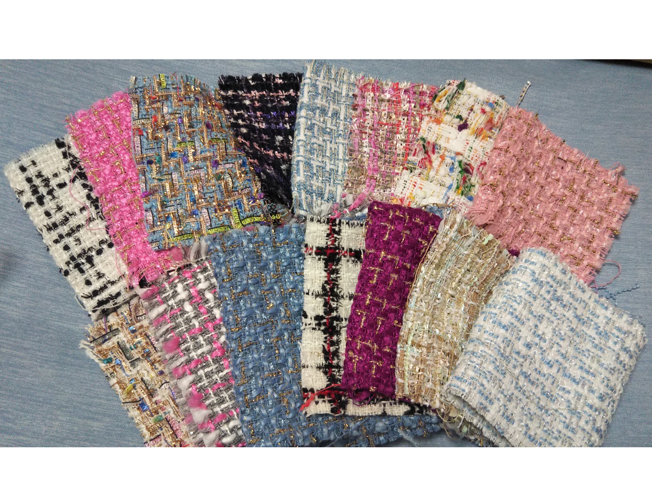 メインのワンピースのツイード生地